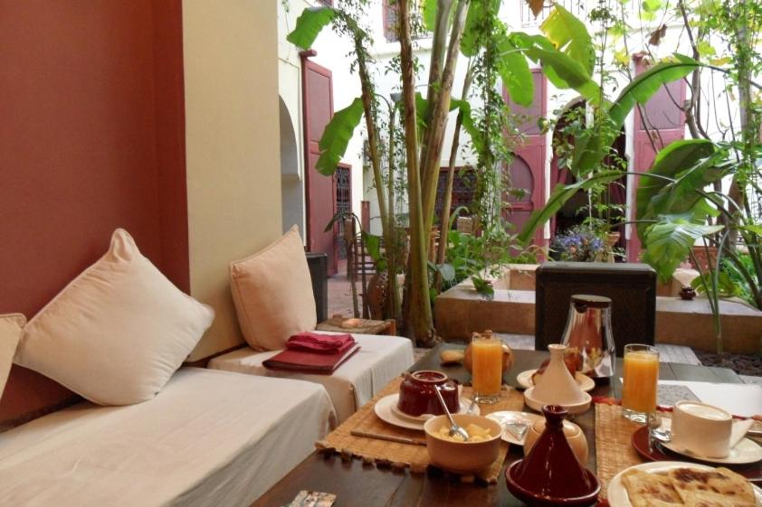un soggiorno con tavolo e bevande di Dar El Calame a Marrakech