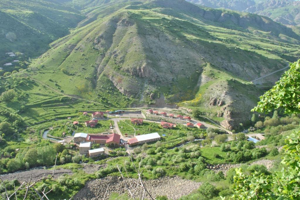 una vista aérea de un pueblo en una montaña en Lucytour Hotel, en Hermon