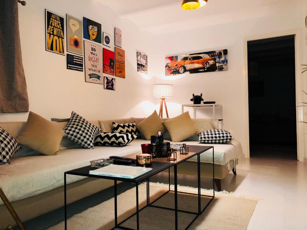 a living room with a couch and a table at Cosy appart en plein coeur de la Marsa in La Marsa