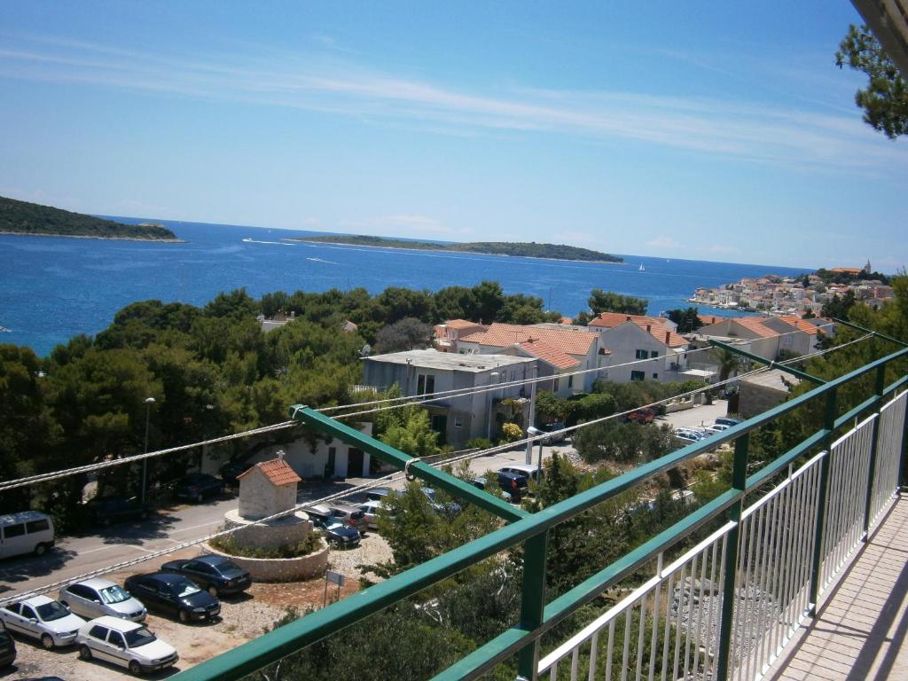 - une vue sur un parking avec vue sur l'eau dans l'établissement Apartmani Jurin, à Primošten