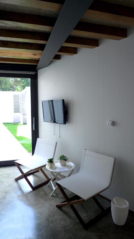Televízia a/alebo spoločenská miestnosť v ubytovaní Blanco Apartamentos Turísticos