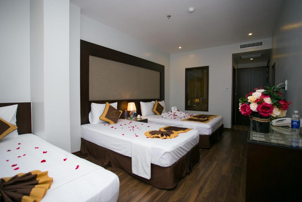 Postel nebo postele na pokoji v ubytování Mộc Trà Hotel Bãi Cháy Hạ Long