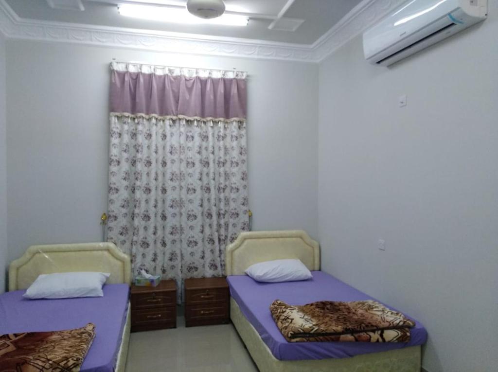 Postel nebo postele na pokoji v ubytování Dar ALHamra Inn