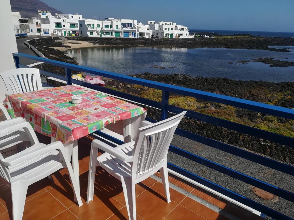 オルソラにあるOdamar de Orzolaのテーブルと椅子、海の景色を望むバルコニー