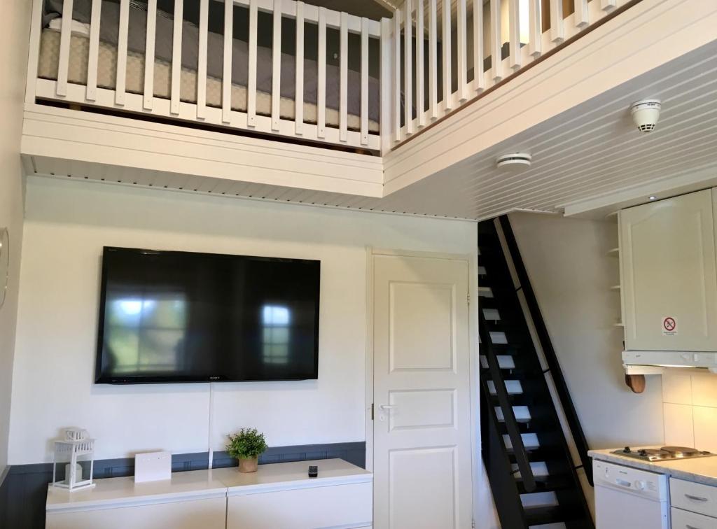 レヴィにあるLevistar 3のロフトを改装した客室で、薄型テレビと階段が備わります。