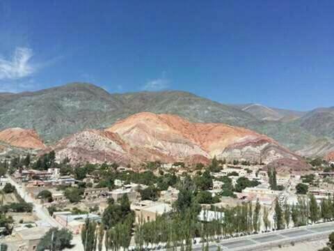 vistas a una ciudad con montañas en el fondo en Wara Wara en Purmamarca