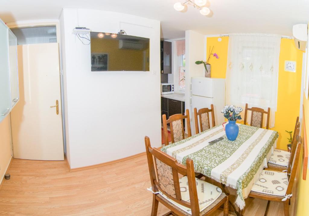- une salle à manger avec une table et un vase dans l'établissement Apartma Sonček, à Bovec