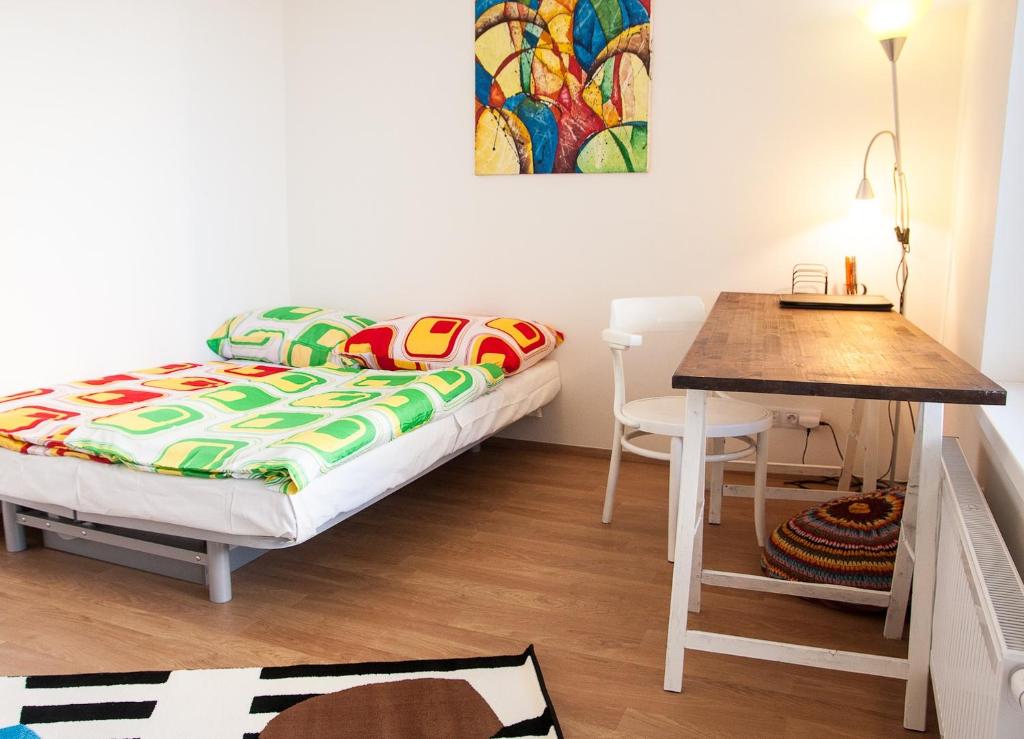 mała sypialnia z łóżkiem i stołem w obiekcie Prostorný 3 pokojový apartmán s dvěma terasami w Pradze