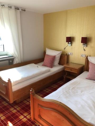 Postel nebo postele na pokoji v ubytování Hotel zur goldenen Sonne