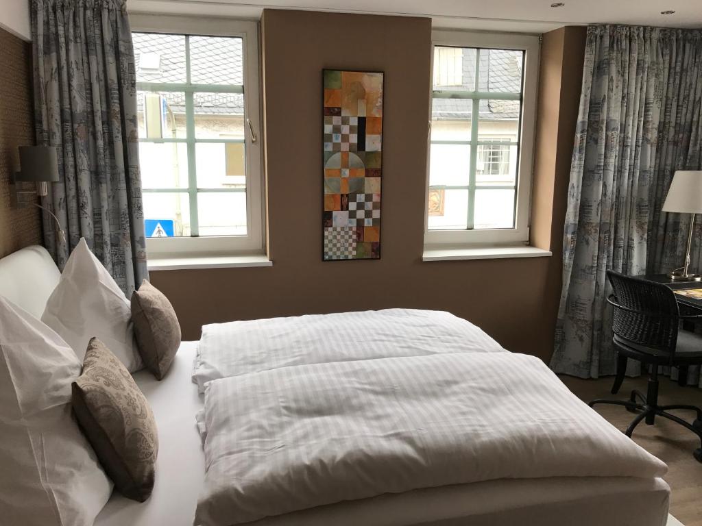 Postel nebo postele na pokoji v ubytování Hotel zur goldenen Sonne
