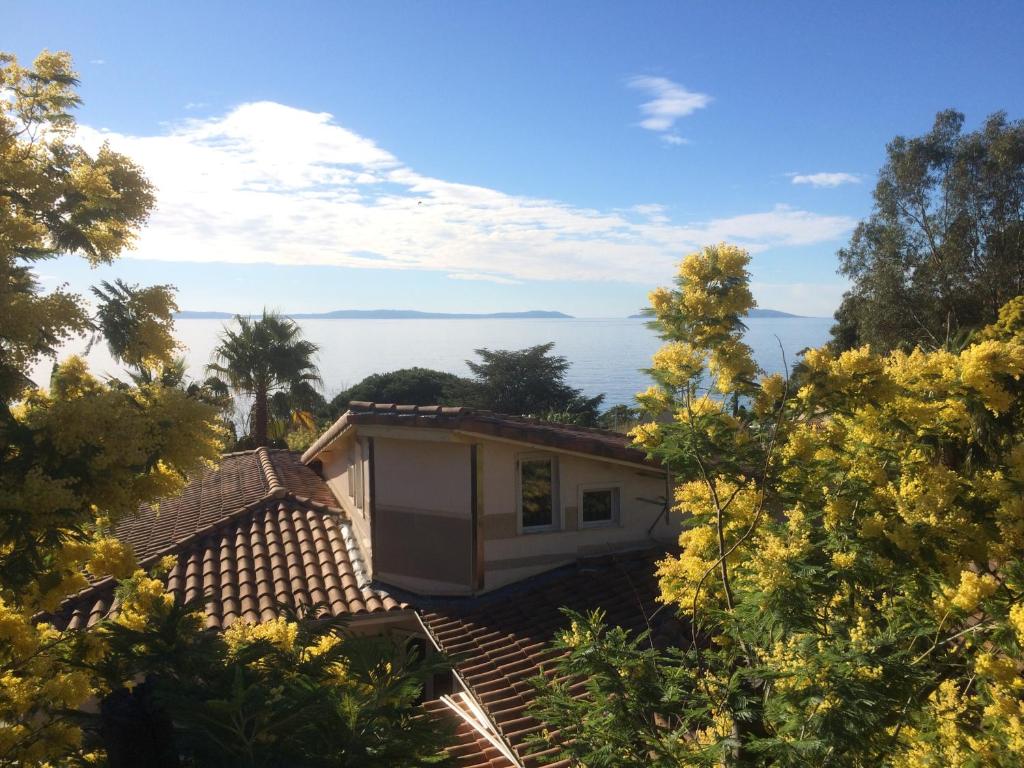 une maison avec vue sur l'océan dans l'établissement Rayol-Canadel, à Rayol-Canadel-sur-Mer