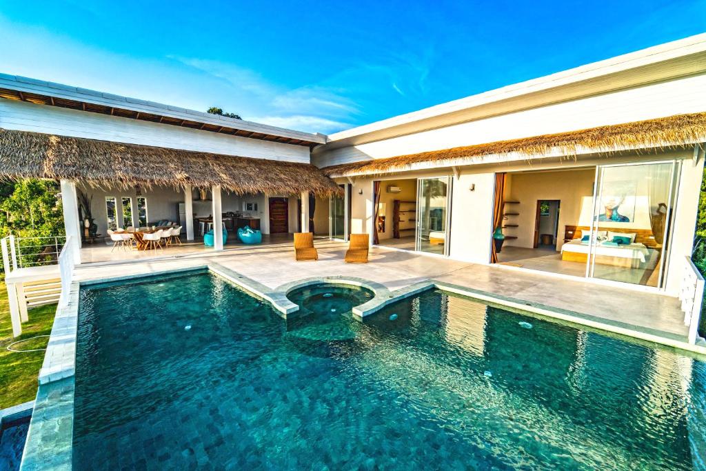 a swimming pool in the backyard of a villa at Villa Pandora in Wok Tum
