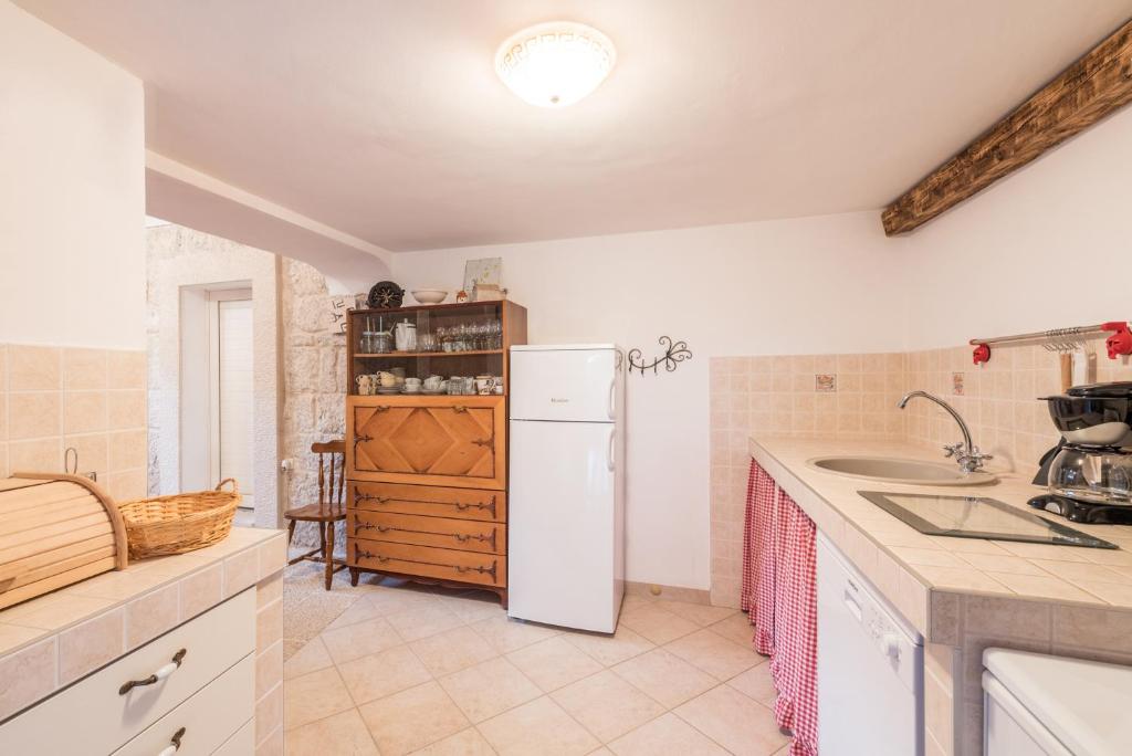 Kuchyňa alebo kuchynka v ubytovaní Villa JJ