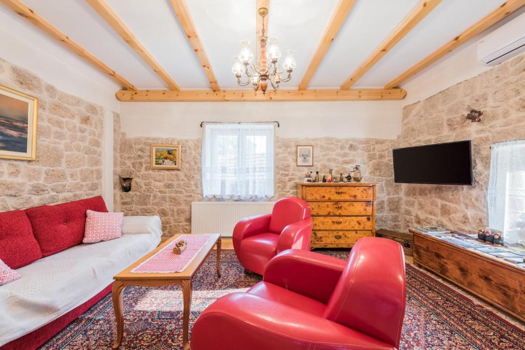 Televízia a/alebo spoločenská miestnosť v ubytovaní Villa JJ