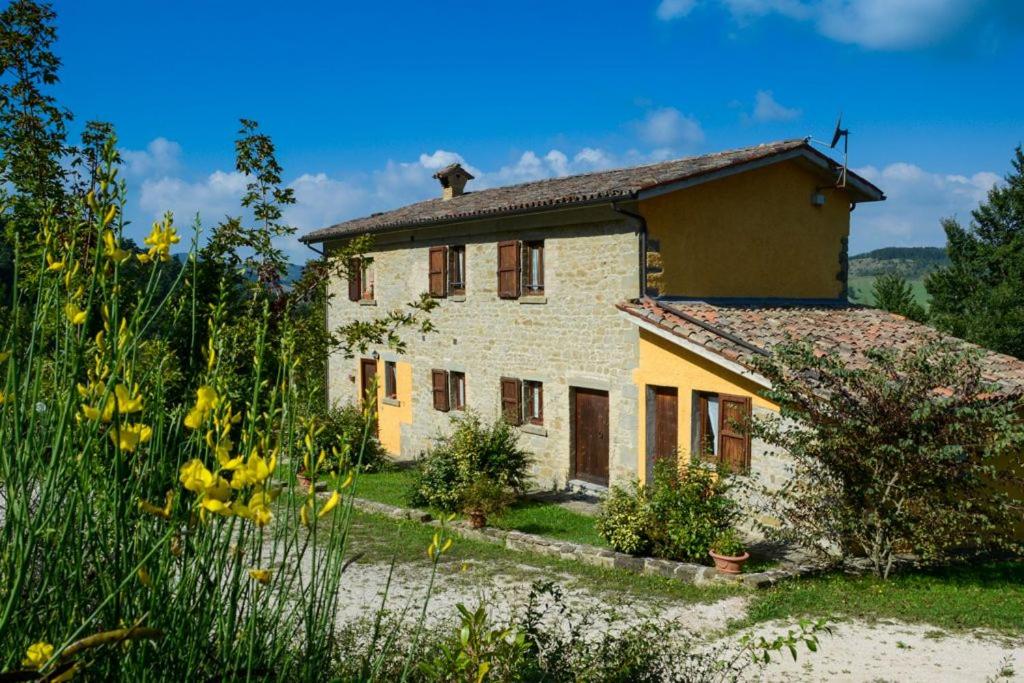 a small house in the middle of a field at Villa Valdarecchia in Apecchio