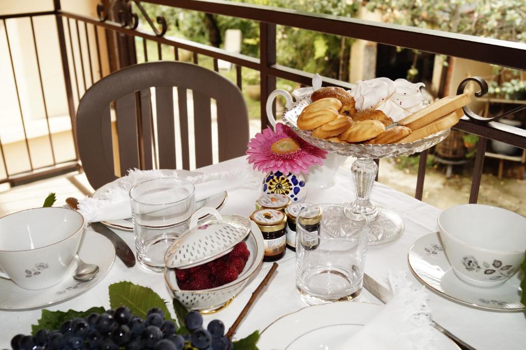 una mesa con un tazón de pan y un tazón de fruta en Bed And Breakfast Il Garoch, en Strevi