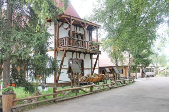 un edificio con un balcón en el lateral. en Комплекс відпочинку "Колиба" en Korostenʼ