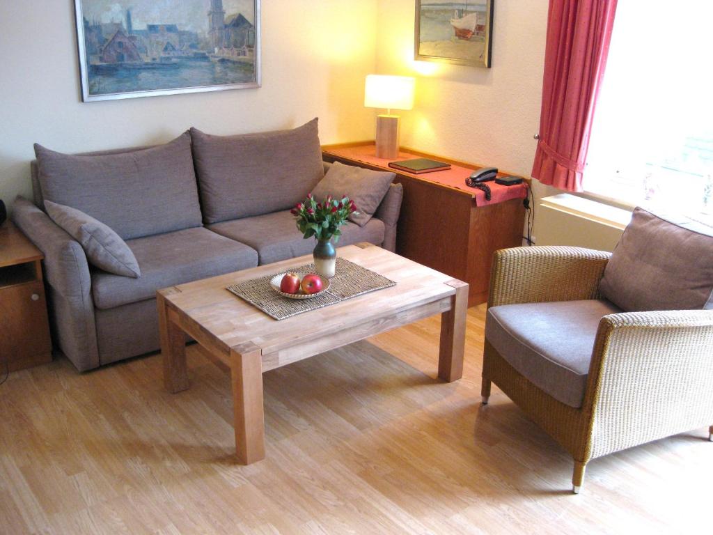 ein Wohnzimmer mit einem Sofa und einem Tisch in der Unterkunft Ferienwohnung Familie Böckmann auf Norderney in Norderney