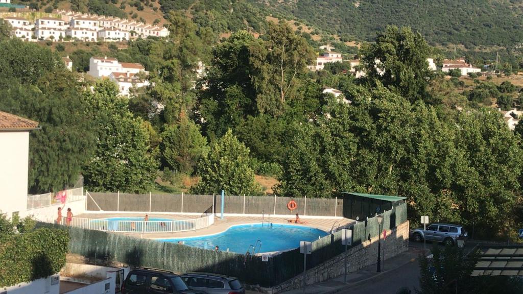 une grande piscine au milieu d'une montagne dans l'établissement El Bosque, tu entrada a la Sierra Gaditana., à El Bosque