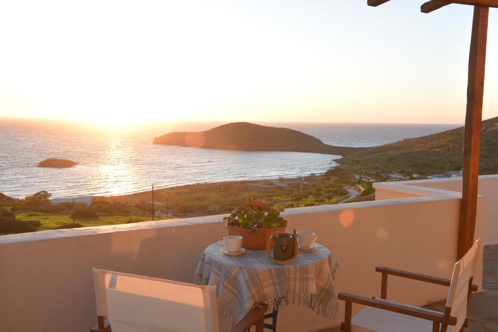 einen Tisch auf einem Balkon mit Meerblick in der Unterkunft Anemos and Almyra in Kini