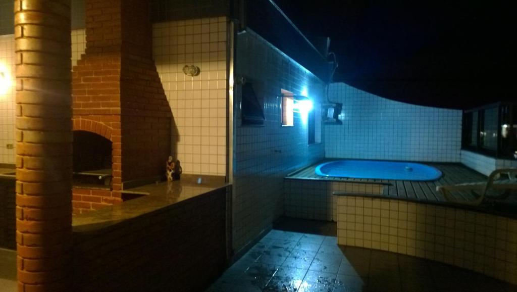 a bathroom with a bath tub and a tub at Apto Ubatuba Praia Grande - 4 quartos - piscina privativa in Ubatuba