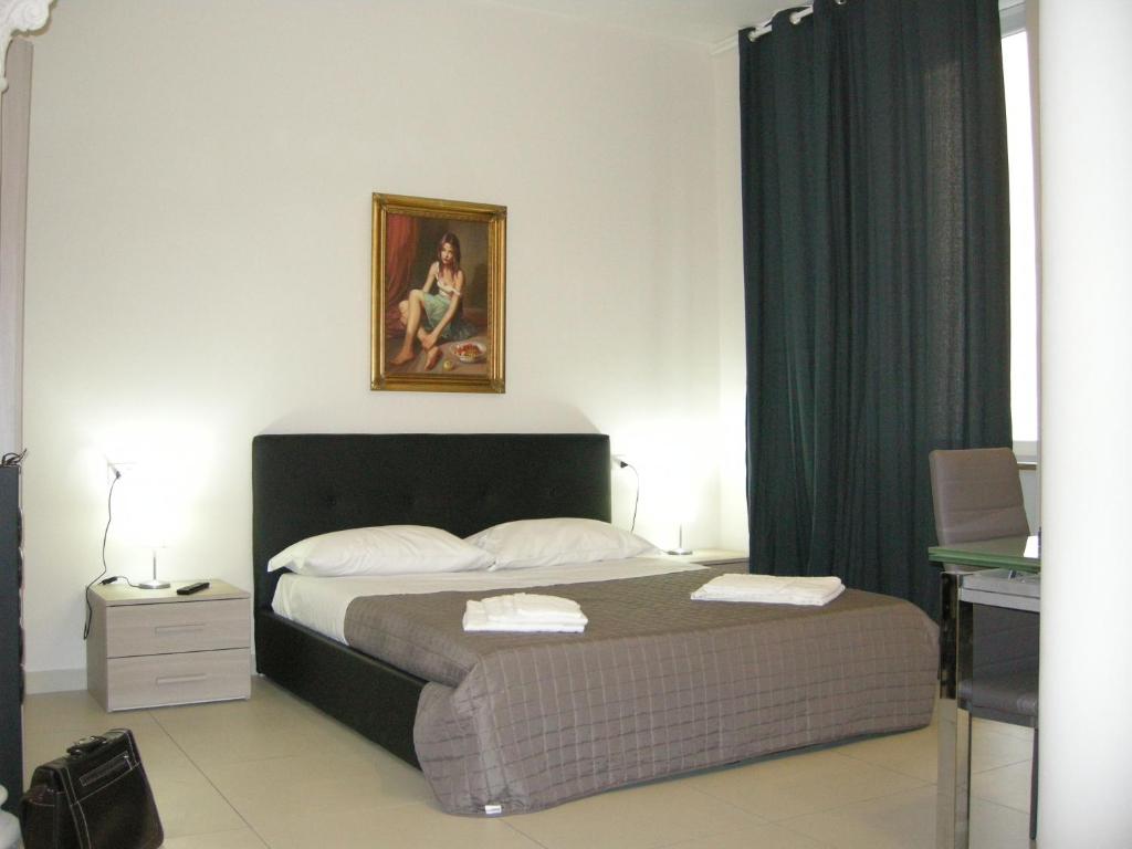 - une chambre avec un lit orné d'une peinture murale dans l'établissement Carolina's Home, à Naples
