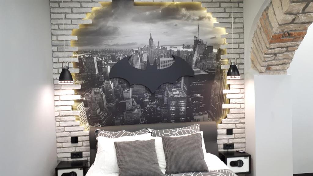 um mural de Batman sobre uma cama num quarto em Batcave em Pula