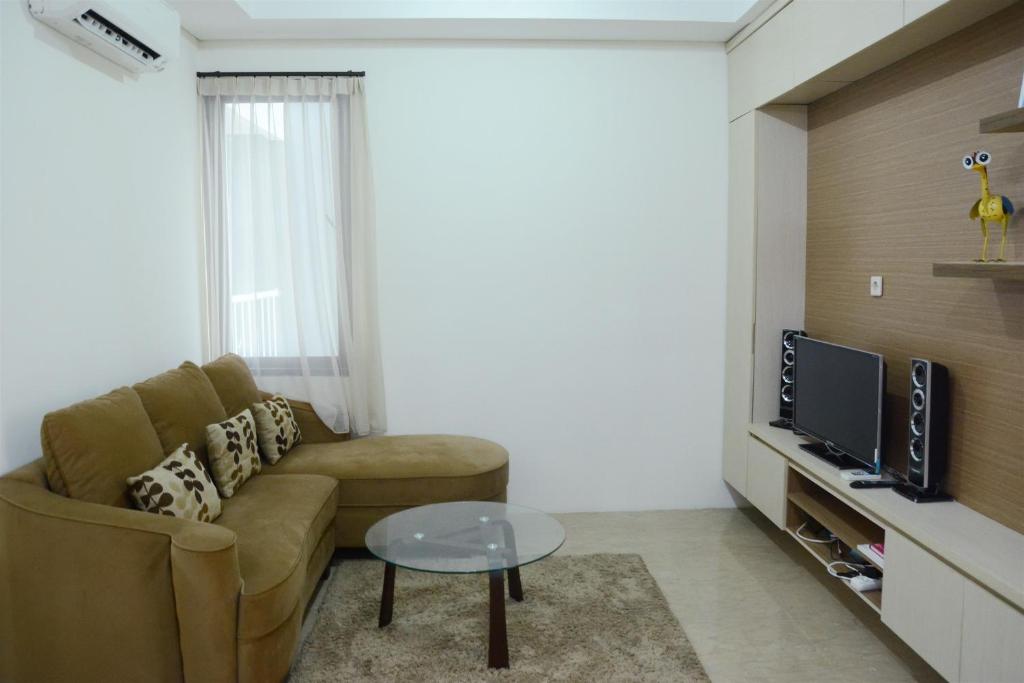 Comfy 1BR L'Avenue Apartment By Travelio - Apartamento De Una Habitación