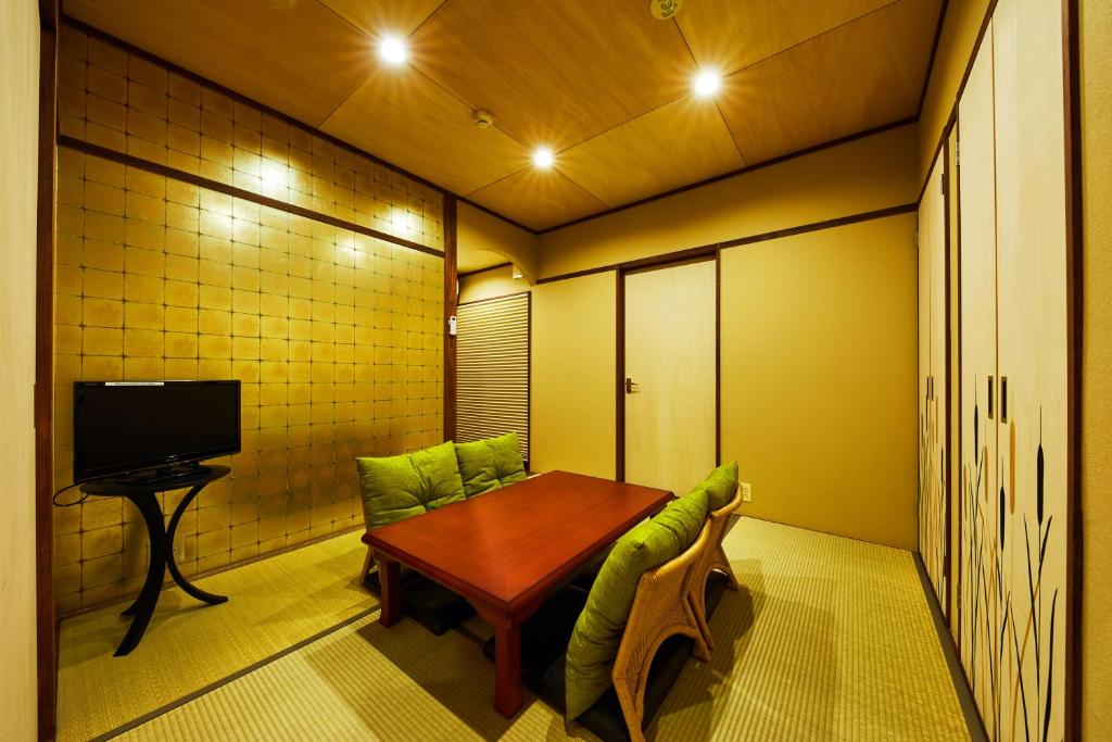 TV a/nebo společenská místnost v ubytování Kyomachiya Hotel Mifuku
