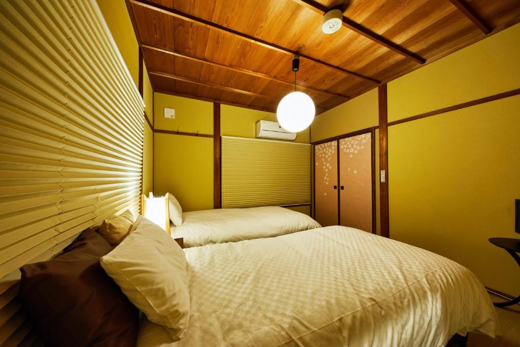 Postel nebo postele na pokoji v ubytování Kyomachiya Hotel Mifuku