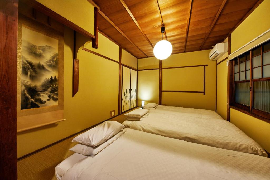Postel nebo postele na pokoji v ubytování Kyomachiya Hotel Mifuku