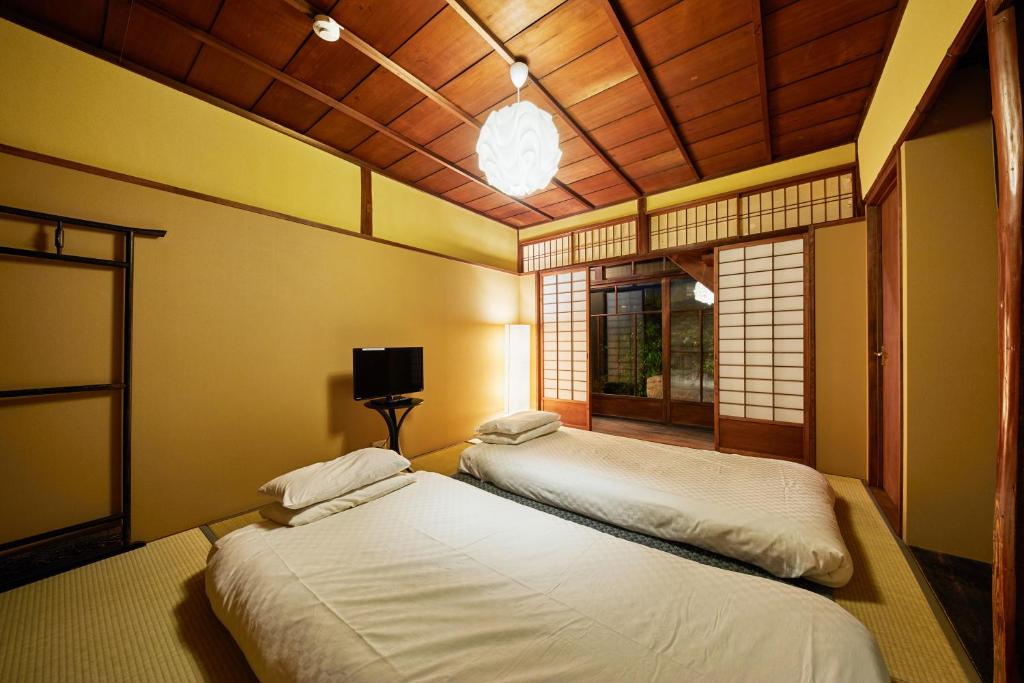 Postel nebo postele na pokoji v ubytování Kyomachiya Hotel Mifuku