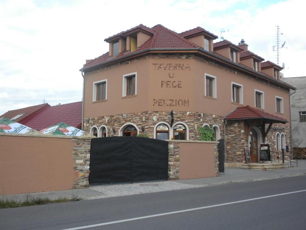 un bâtiment situé sur le côté d'une rue dans l'établissement Penzion No. 1, à Olomouc