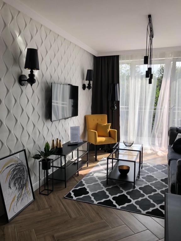 Televízia a/alebo spoločenská miestnosť v ubytovaní Family & Business Sauna Apartments No1 Leśny nad Zalewem Cedzyna Unikat - 3 Bedroom with Private Sauna, Bath with Hydromassage, Terrace, Garage, Catering Options