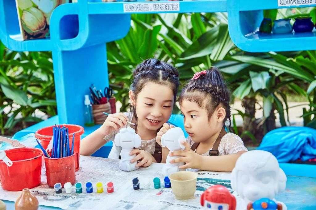 two little girls playing with lego at a table at Ocean Sonic Resort Sanya in Sanya