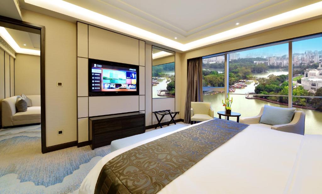 Postel nebo postele na pokoji v ubytování Fuzhou Lakeside Hotel