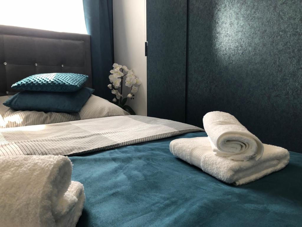 Posteľ alebo postele v izbe v ubytovaní Family & Business Sauna Apartments No1 Leśny nad Zalewem Cedzyna Unikat - 3 Bedroom with Private Sauna, Bath with Hydromassage, Terrace, Garage, Catering Options