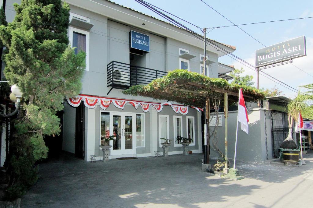 un edificio con una bandera delante de él en Hotel Bugis Asri, en Yogyakarta