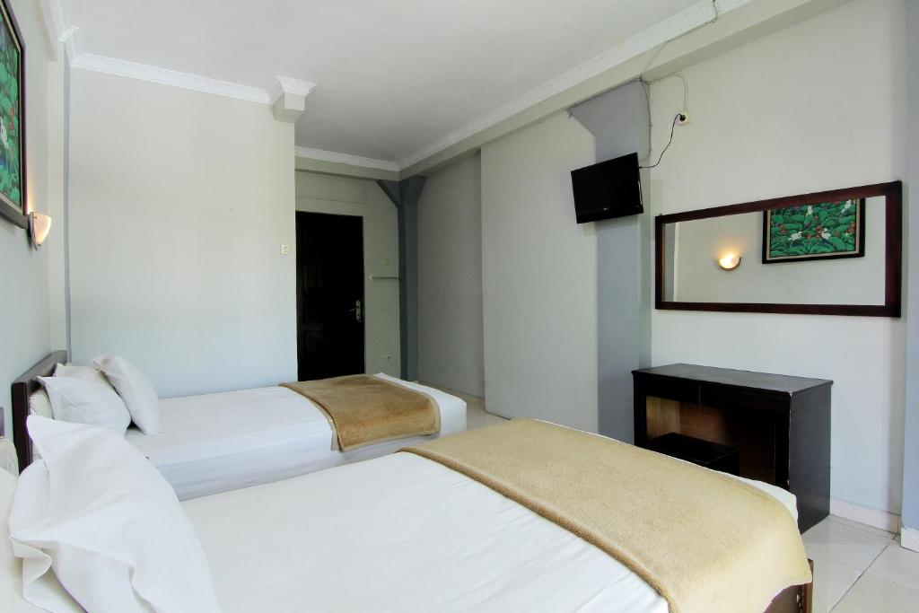 Llit o llits en una habitació de Hotel Bugis Asri