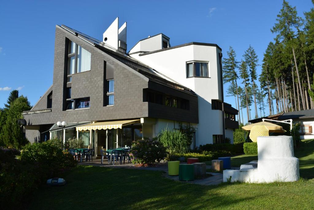ein großes weißes Gebäude mit einem Rasen davor in der Unterkunft Hotel Leitgebhof in Innsbruck