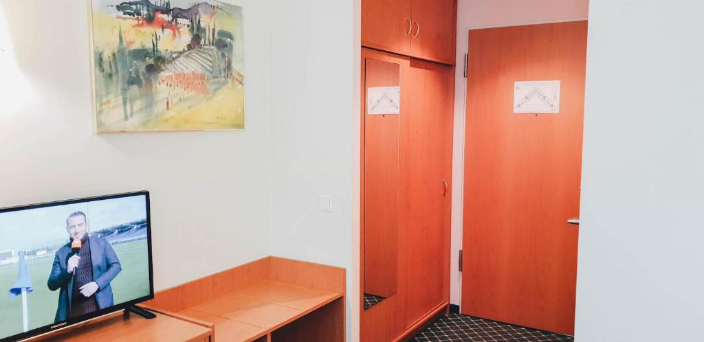 TV a/nebo společenská místnost v ubytování Hotel "Helle Mitte" Berlin