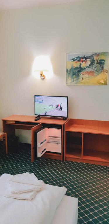 TV a/nebo společenská místnost v ubytování Hotel "Helle Mitte" Berlin