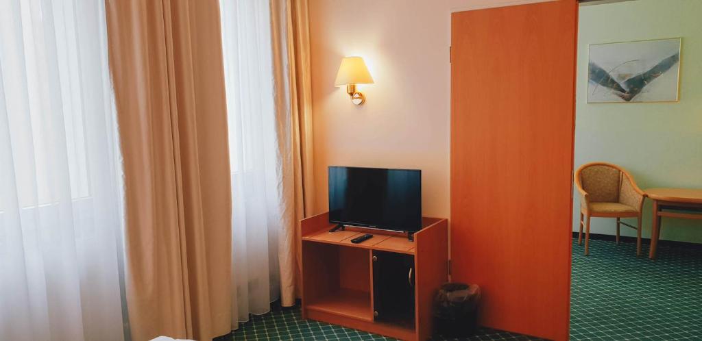 TV a/nebo společenská místnost v ubytování Hotel "Helle Mitte" Berlin