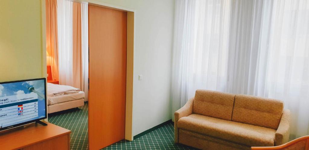 TV a/nebo společenská místnost v ubytování Hotel "Helle Mitte" Berlin