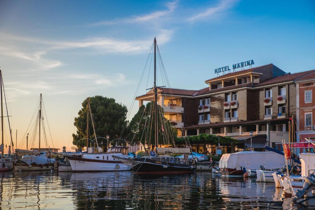een groep boten is aangemeerd in een jachthaven bij Hotel Marina in Izola
