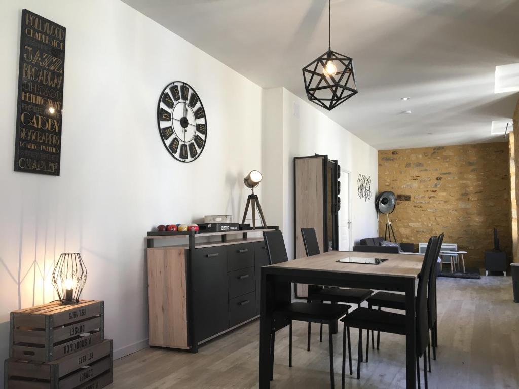 a kitchen and dining room with a table and chairs at Les lumières de Sarlat in Sarlat-la-Canéda