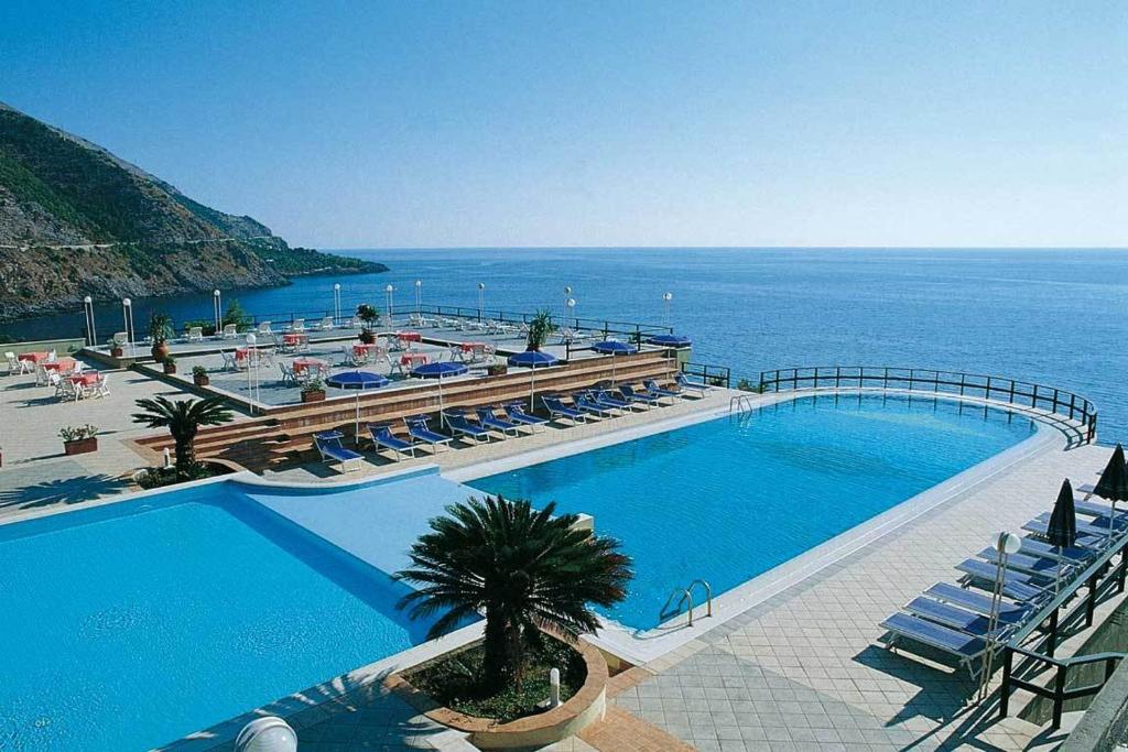 una gran piscina con vistas al océano en Hotel Club San Diego, en Maratea