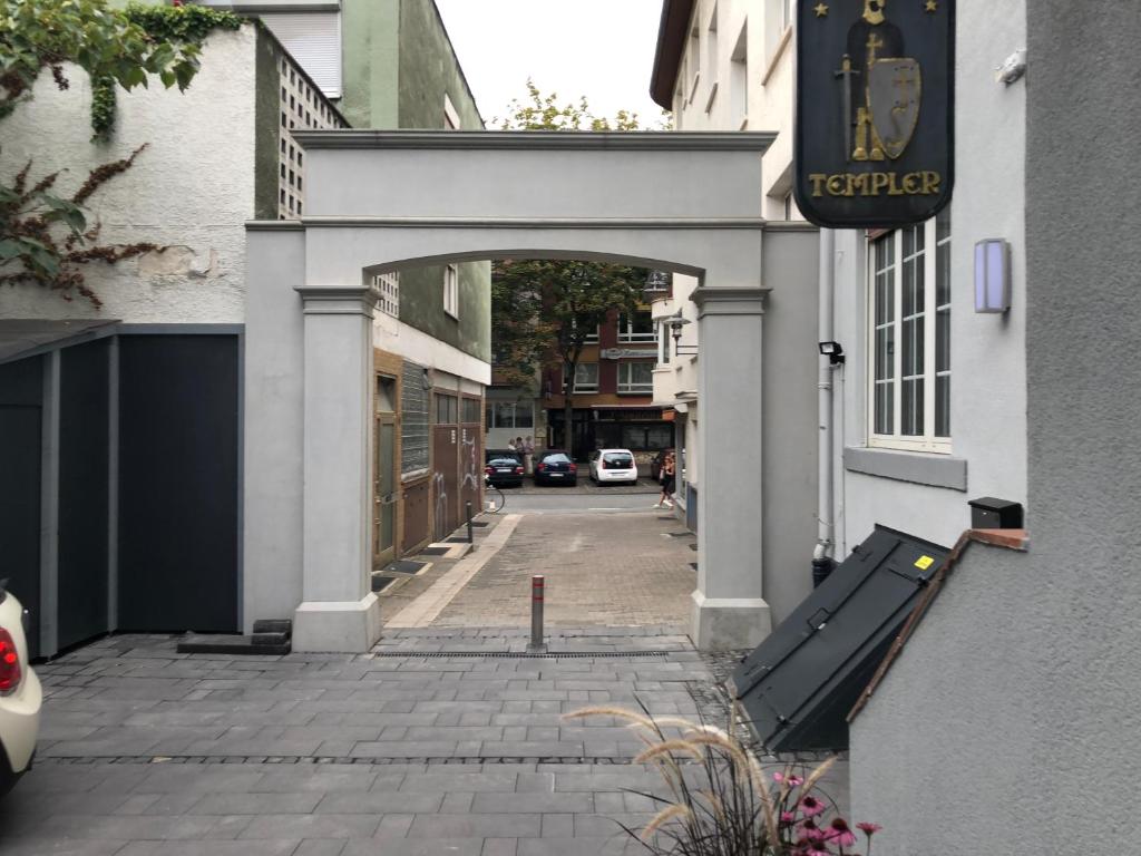 un arco sobre una calle en una ciudad en Gästewohnung im Logenhaus, en Mainz