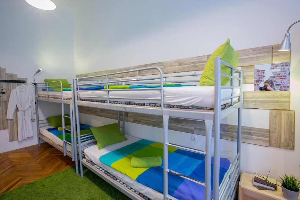 Palanda nebo palandy na pokoji v ubytování Friends Hostel & Apartments