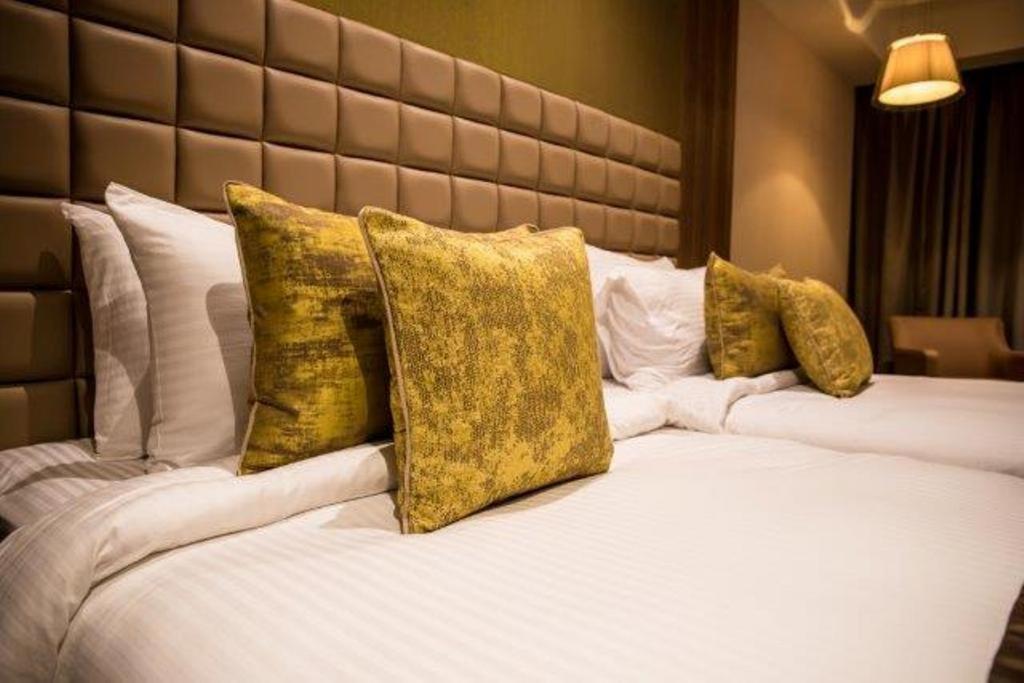 Postel nebo postele na pokoji v ubytování Lemon Tree Hotel Siliguri